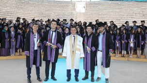 Erciyes Üniversitesi Diş Hekimliği Fakültesi'nde mezuniyet coşkusu