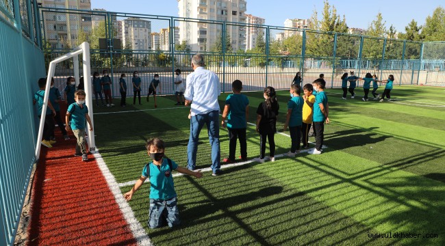 Talas'ta okulların spor sahaları pırıl pırıl