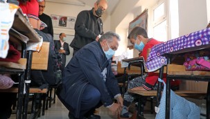 Başkan Yalçın öğrencinin ayakkabısını elleriyle giydirdi