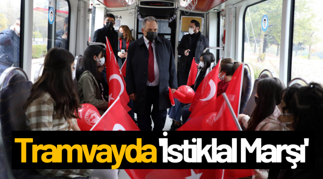 Başkan Yalçın tramvayda öğrencilerle İstiklal Marşı okudu