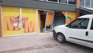 Sürücünün konrtolünden çıkan araç, markete çarptı
