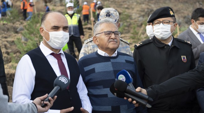 Vali Günaydın ve Başkan Büyükkılıç'tan "Cumhuriyet" fidanı