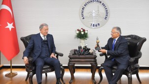 Bakan Akar, Başkan Büyükkılıç'ı makamında ziyaret etti