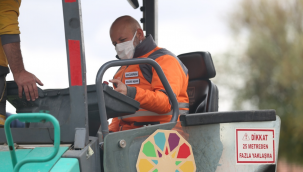 Başkan Çolakbayrakdar, makinaya binerek asfalt döktü