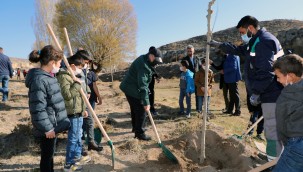 Başkan Yalçın çocuklarla ağaç dikti