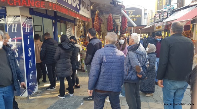 Doların rekor kırmasıyla birlikte döviz bürolarına akın ettiler!