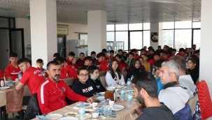 Gençlik Spor İl Müdürü Kabakcı, sporcularla kahvaltıda buluştu