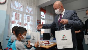 Kocasinan Okuyor projesinde öğrencilere kitap seti dağıtıldı