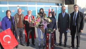 Masa Tenisi Şampiyonu çiçeklerle karşılandı