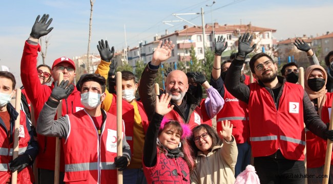 Türk Kızılay gönüllüleri Kocasinan'da ağaç dikti
