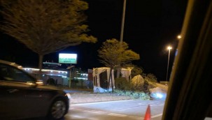 Virajı alamayan TIR yan yattı