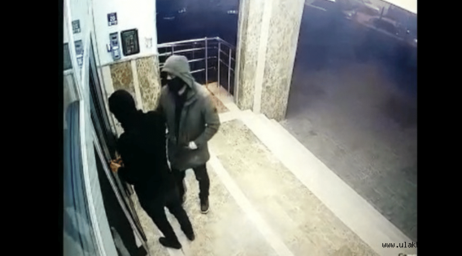Apartman hırsızı 2 kişi kameralara yakalandı