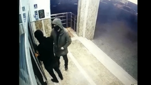 Apartman hırsızı 2 kişi kameralara yakalandı