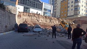 İstinat duvarının yıkılması sonucu araçlar zarar gördü