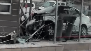 Kontrolden çıkan otomobil tramvay durağına çarptı