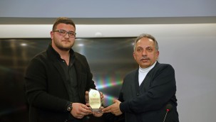 Öğrencilerden Başkan Yalçın'a kütüphane için teşekkür plaketi