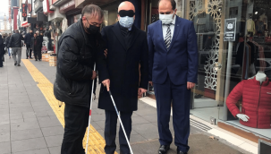 Başkan Çolakbayrakdar, gözlerine bandaj takarak sarı şeritte yürüdü