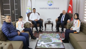 Başkan Öztürk başarılı kayakçıları tebrik etti