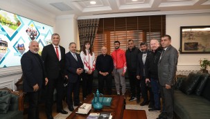 Başkan Yalçın Dünya 2.'si sporcuları makamında ağırladı