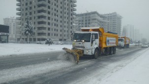 Büyükşehir'in karla mücadelesi aralıksız sürüyor