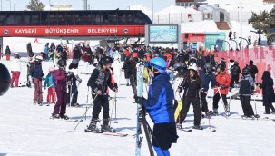 Erciyes Kayak Merkezi'nde hafta sonu yoğunluğu