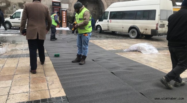 Kardan temizlenen kaldırımlara halı serildi