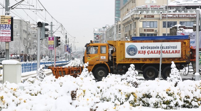 Kayseri Büyükşehir Belediyesi'nin kar ve tipi ile mücadelesi sürüyor