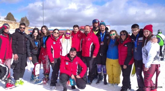 Kayserili kayakçılar Erzincan'dan derecelerle döndü