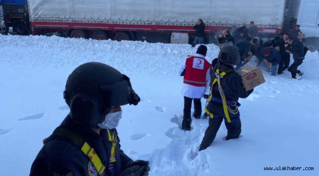 Kızılaycılar yollarda mahsur kalanların yardımına koşuyor