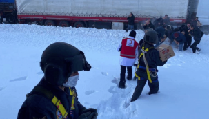 Kızılaycılar yollarda mahsur kalanların yardımına koşuyor
