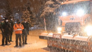 Kocasinan'da kar temizleme çalışmaları aralıksız sürüyor