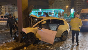 Kontrolden çıkan otomobil direğe çarptı: 4 yaralı