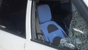 Park halindeki araçların camını kırdı