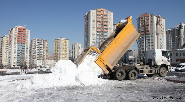 Talas Belediyesi, vatandaşların kayak yaptığı bölgeye kar taşıdı