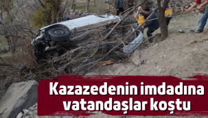 Aracın içinde sıkışan sürücüyü vatandaşlar çıkarttı