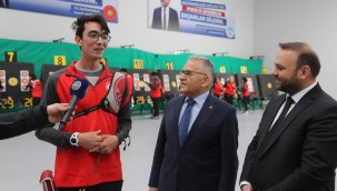 Başkan Büyükkılıç, Kayseri'de kamp yapan Okçuluk Milli Takımı'nı ziyaret etti