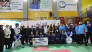 Başkan Çolakbayrakdar'dan şampiyon sporculara ödül