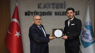 Genç sanayicilerden Başkan Büyükkılıç'a teşekkür plaketi
