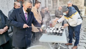 MHP İl Başkanı İncetoprak'tan vatandaşlara çorba ikramı