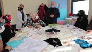 Okuma yazma öğrenen büyükler, mutluluğunu Başkan Çolakbayrakdar ile paylaştı