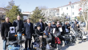 Yeşilhisar'da engelli vatandaşlara akülü araç desteği