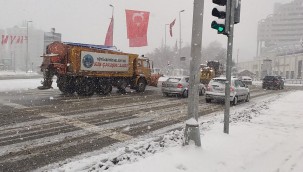 Büyükşehir'in karla mücadelesi canla başla sürüyor