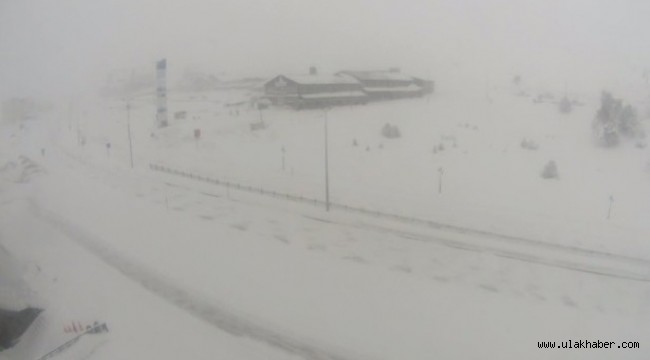 Erciyes yolu yoğun kar yağışı nedeniyle trafiğe kapatıldı! 