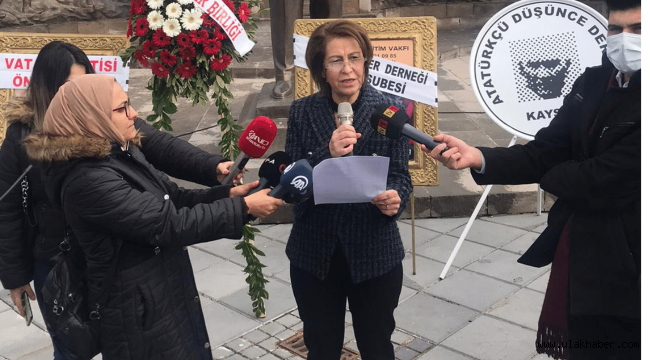 Kadınlar Günü'nde Atatürk Anıtı'na çelenk bırakıldı