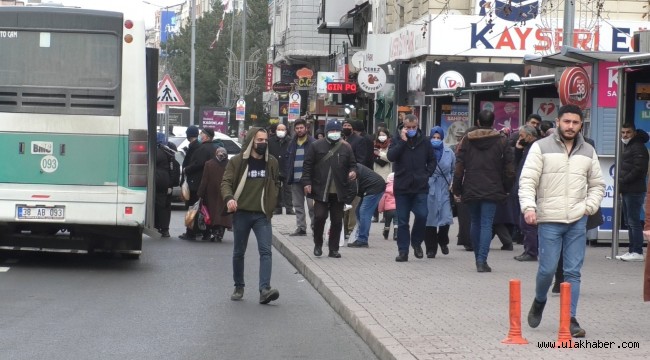 Kayserililer açık havada maske kullanmaya devam ediyor