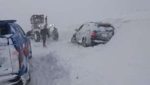 Yoğun tipi nedeniyle yolda kalan 11 araç kurtarıldı