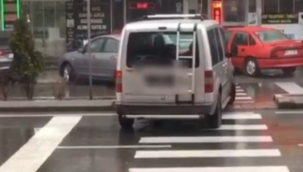 Yolun karşısına yaya geçidini kullanarak geçti! 