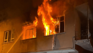 Alevler içerisinde kalan ev küle döndü