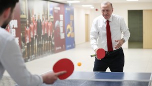 Cumhurbaşkanı Erdoğan, öğrencilerle masa tenisi oynadı