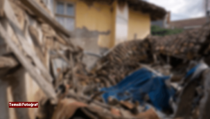 Ev çöktü, 2 kişi göçük altında kaldı!